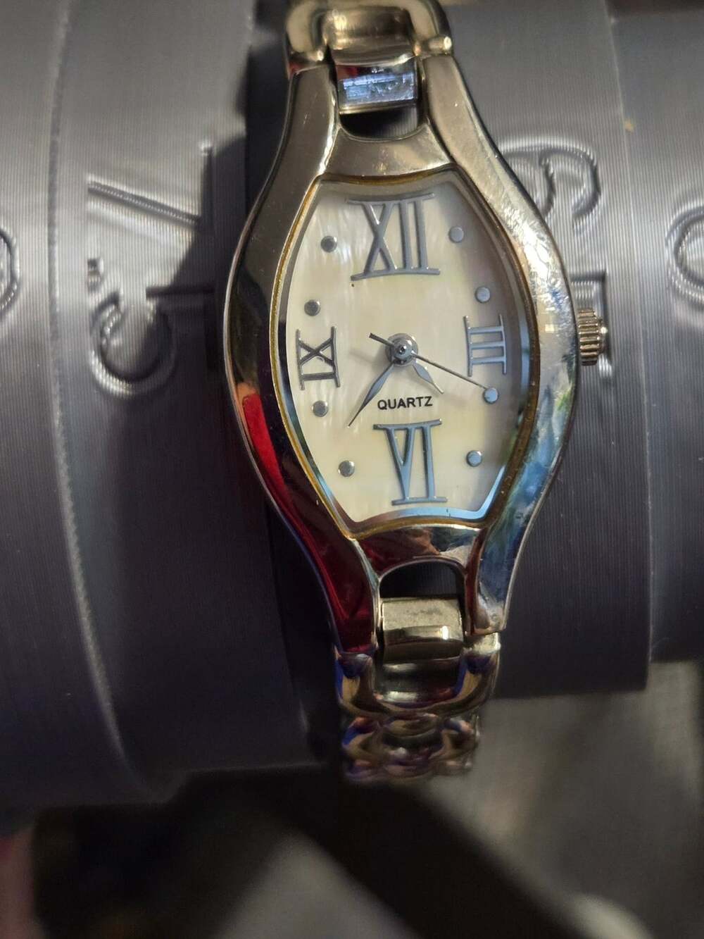 Coldwater Creek Women's Mother of Pearl Dial Quartz Watch WORKS